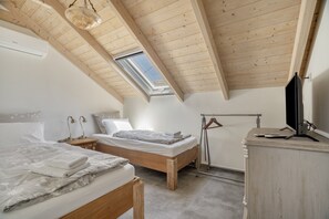 3 bedrooms, iron/ironing board, WiFi, bed sheets