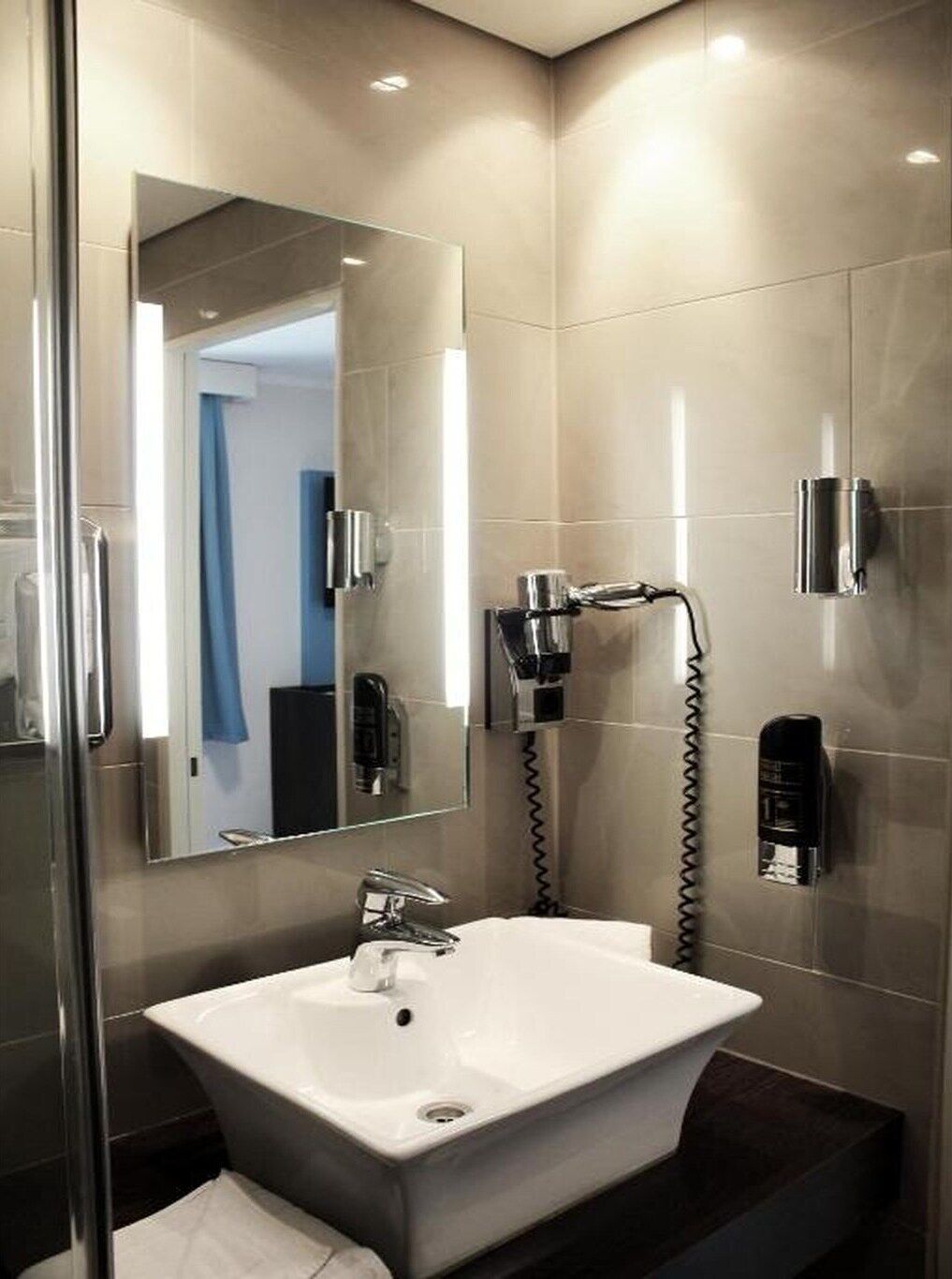 Douche, sèche-cheveux