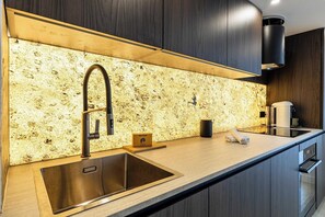 Fridge, microwave, oven, stovetop - Renovated Prestige 3P Luxe apt, Terrace & Parking (Cannes)