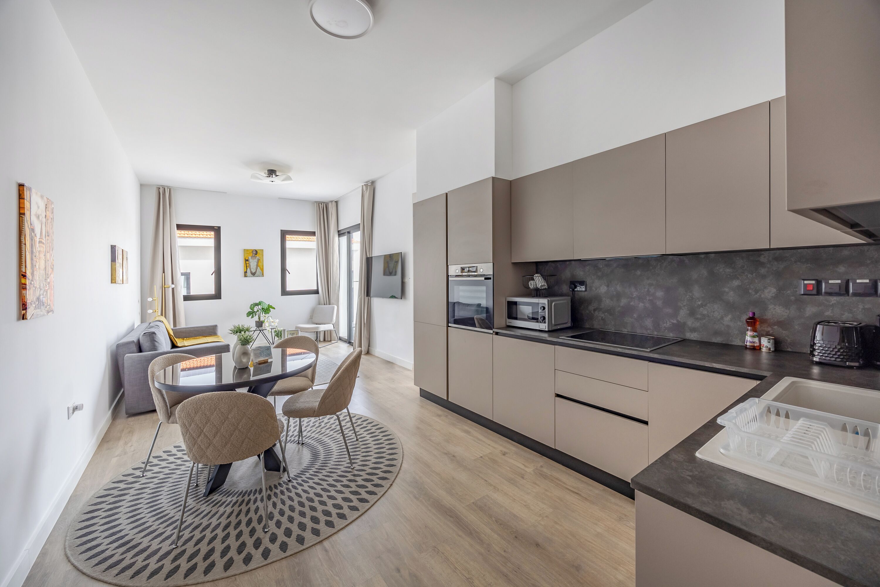 Kjøleskap, mikrobølgeovn, ovn og kokeplater