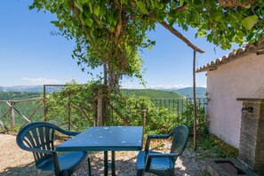 Outdoor dining - Holiday Home in Sellano with Pool & Sun Terrace (Sellano)