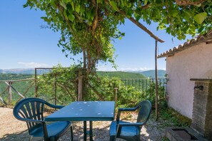 Outdoor dining - Holiday Home in Sellano with Pool & Sun Terrace (Sellano)