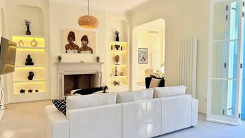 Télévision, cheminée