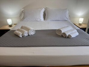 3 bedrooms, iron/ironing board, Internet, bed sheets - Apartment in a villa with a relaxing pool (Santa Maria del Focallo)