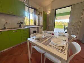 Fridge, microwave, oven, stovetop - Apartment in a villa with a relaxing pool (Santa Maria del Focallo)