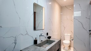 Pancuran mandi, pengering rambut, tuala disediakan, tisu tandas 