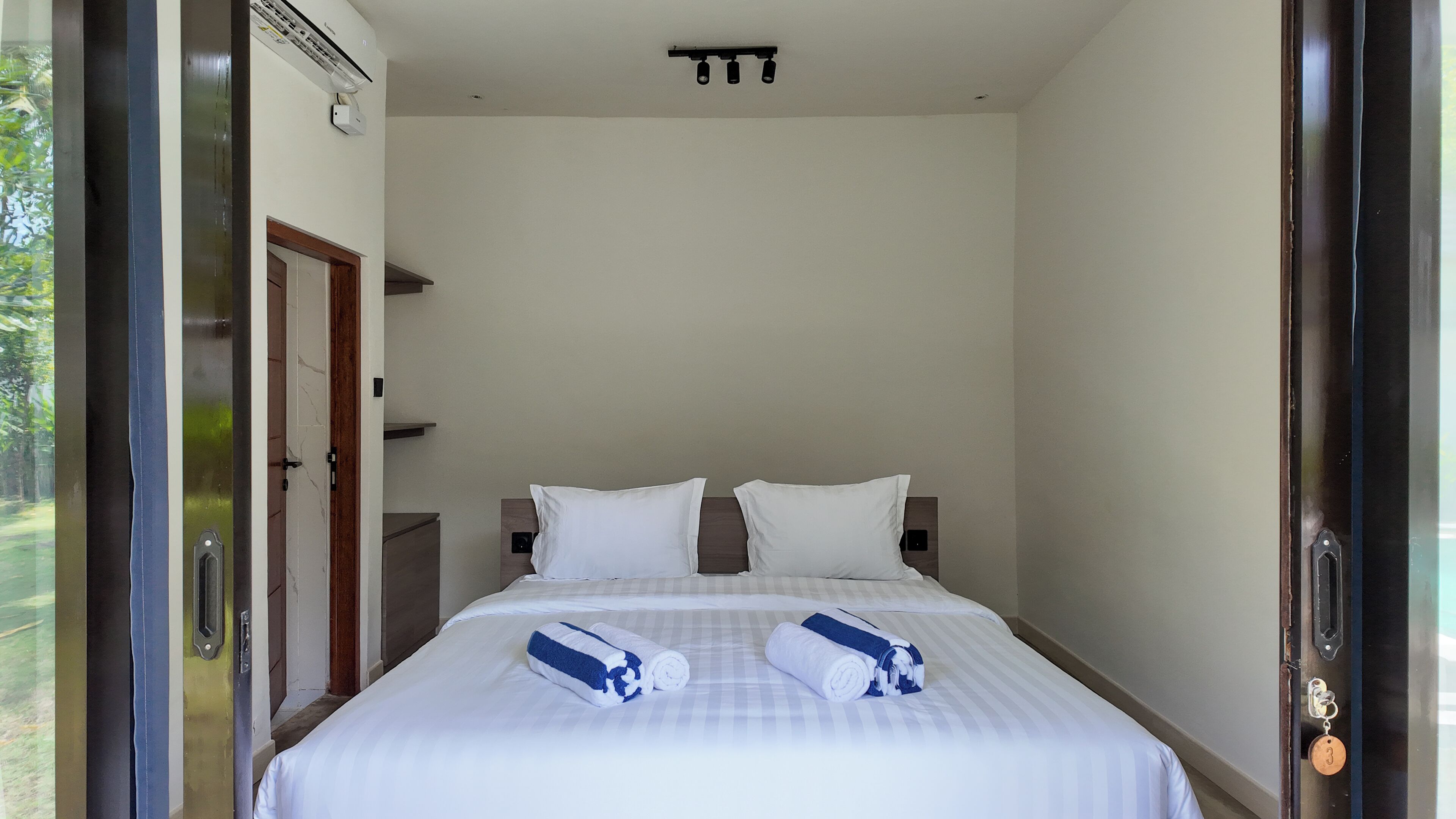 Desk, laptop workspace, free WiFi