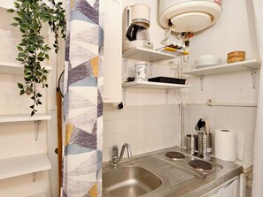 Fridge, microwave, stovetop, coffee/tea maker - Well-Located Studio near Montparnasse and Elevator (PARIS)
