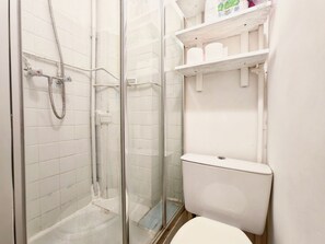 Towels, shampoo, toilet paper - Well-Located Studio near Montparnasse and Elevator (PARIS)