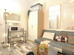 Living area - Well-Located Studio near Montparnasse and Elevator (PARIS)