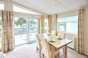 Dining - Host & Stay | The Water Hole Lodge (Pocklington)