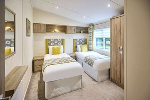 2 bedrooms, WiFi, bed sheets - Host & Stay | The Water Hole Lodge (Pocklington)