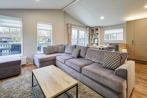 TV, offices - Host & Stay | Black Moorhen Lodge (Pocklington)