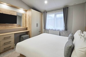 2 bedrooms, WiFi, bed sheets - Host & Stay | Black Moorhen Lodge (Pocklington)