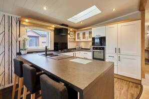 Fridge, microwave, oven, electric kettle - Host & Stay | Four Seasons Lodge (Pocklington)