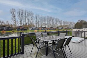 Outdoor dining - Host & Stay | Four Seasons Lodge (Pocklington)