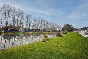 Property grounds - Host & Stay | Four Seasons Lodge (Pocklington)
