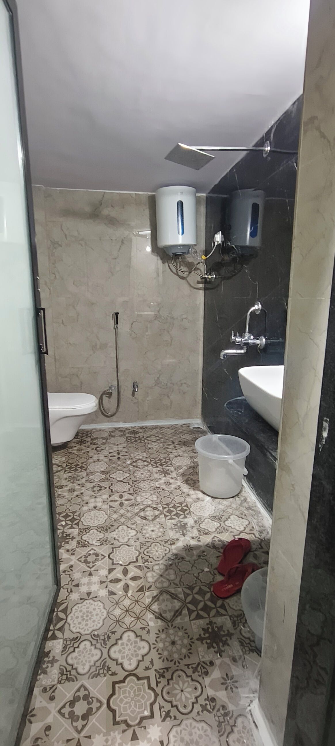 Douche, chaussons, serviettes fournies, savon