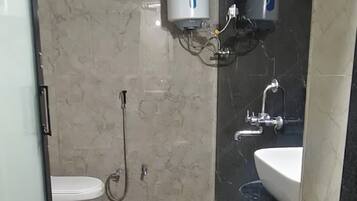 Douche, chaussons, serviettes fournies, savon