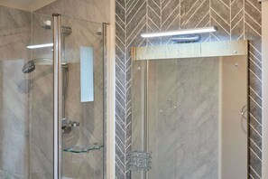 Shower, hair dryer, towels - Host & Stay | Huckleberry Lodge (Pocklington)
