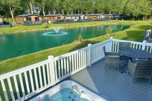 Outdoor dining - Host & Stay | Honey Bee Lodge (Pocklington)
