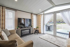 TV, fireplace, offices - Host & Stay | Pebble Lodge (Pocklington)