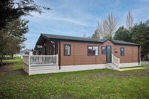 Exterior - Host & Stay | Oakwood Lodge (Pocklington)