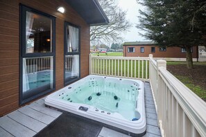 Outdoor spa tub - Host & Stay | Oakwood Lodge (Pocklington)