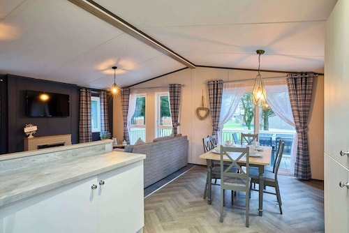 Host & Stay | Oakwood Lodge
