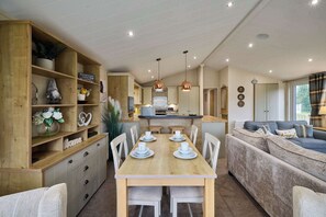 Dining - Host & Stay | Heathery Lodge (Pocklington)