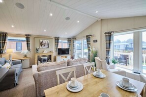 TV, fireplace, offices - Host & Stay | Heathery Lodge (Pocklington)