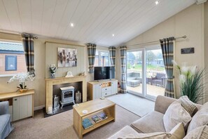 TV, fireplace, offices - Host & Stay | Heathery Lodge (Pocklington)
