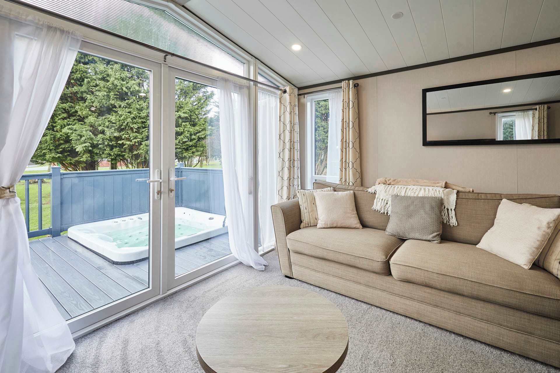 Televisión, chimenea y oficina 