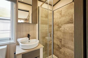 Shower, hair dryer, towels - Host & Stay | The Kestrel Lodge (Pocklington)