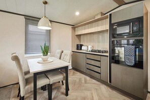 Dining - Host & Stay | The Kestrel Lodge (Pocklington)