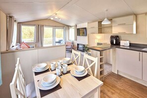 Dining - Host & Stay | Cedar Lodge (Pocklington)