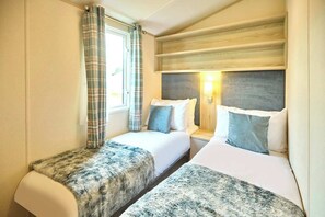 2 bedrooms, WiFi, bed sheets - Host & Stay | Cedar Lodge (Pocklington)