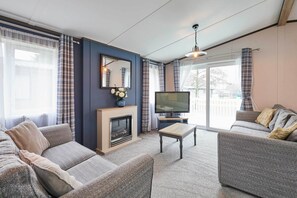 TV, fireplace, offices - Host & Stay | Graceland Lodge (Pocklington)
