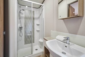 Shower, hair dryer, towels - Host & Stay | Graceland Lodge (Pocklington)