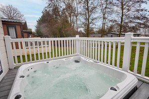 Outdoor spa tub - Host & Stay | Graceland Lodge (Pocklington)