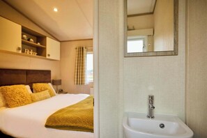 2 bedrooms, WiFi, bed sheets - Host & Stay | The Major Oak Lodge (Pocklington)