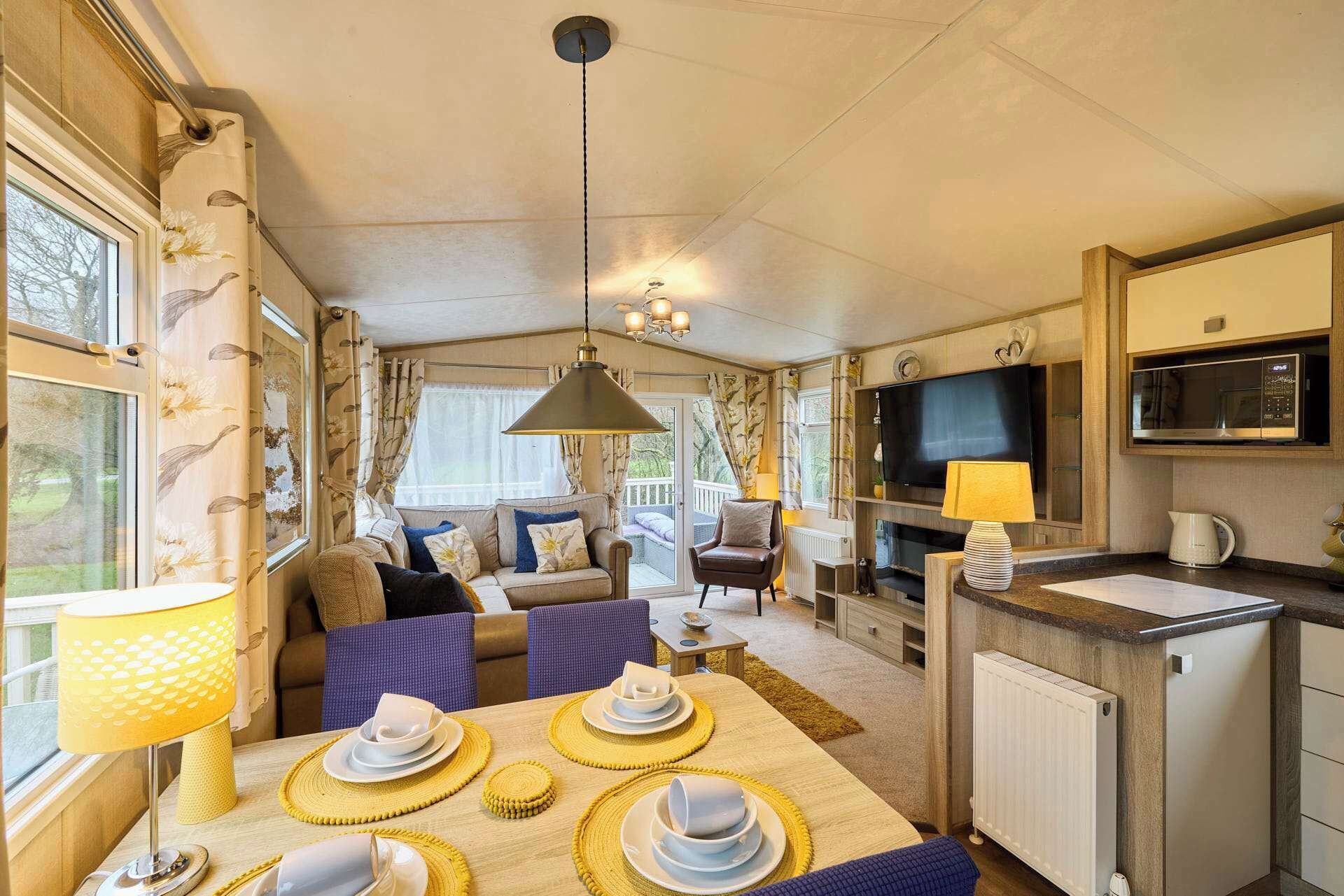 Televisión, chimenea y oficina 