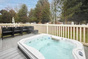 Outdoor spa tub - Host & Stay | Dakota Lodge (Pocklington)