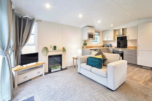 TV, fireplace, offices - Host & Stay | Dakota Lodge (Pocklington)