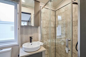Shower, hair dryer, towels - Host & Stay | Elegant Lodge (Pocklington)