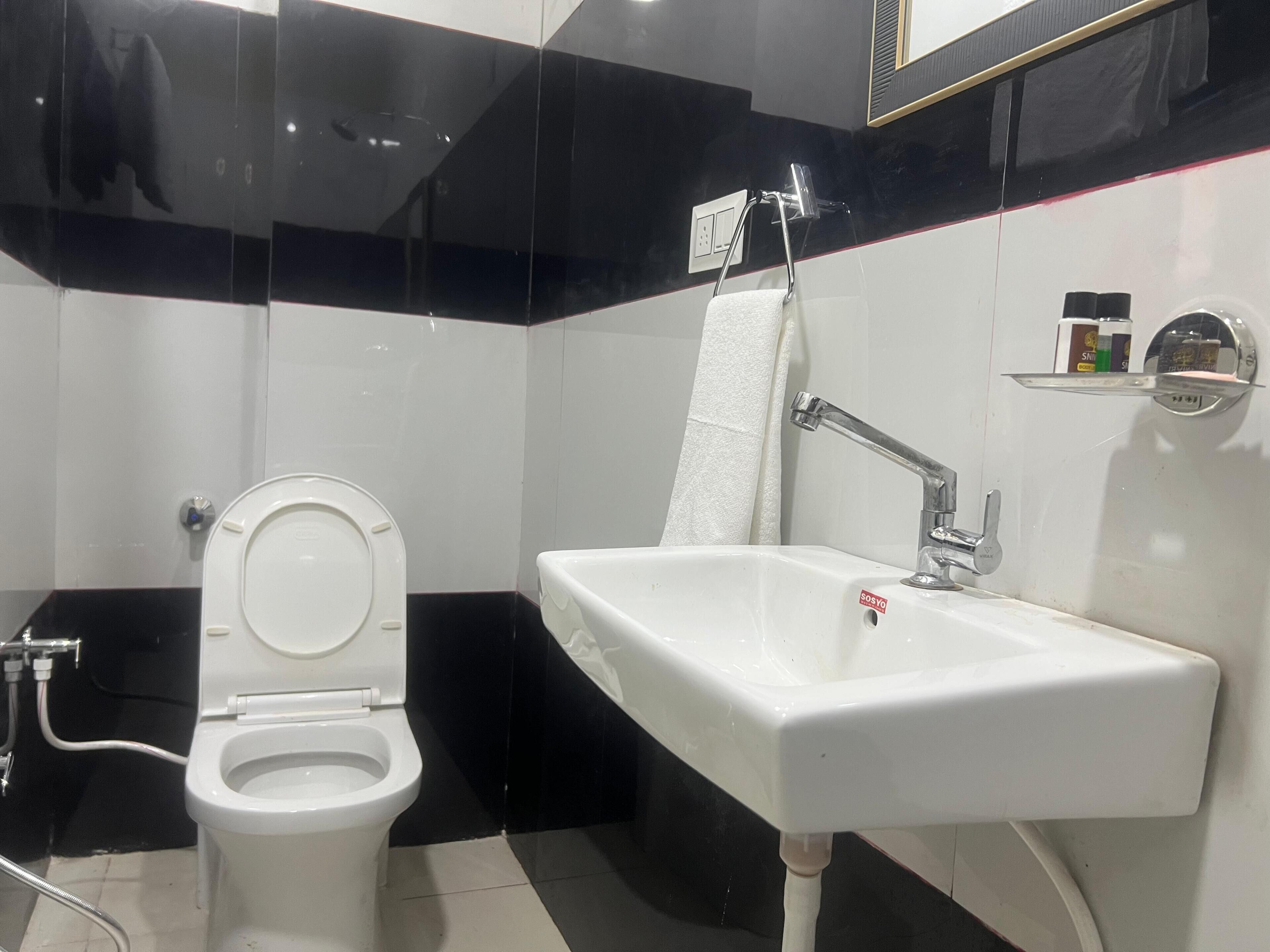 Buồng tắm vòi sen, đồ dùng nhà tắm miễn phí, khăn tắm, xà phòng 