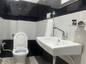 Shower, free toiletries, towels, soap - HOTEL BELLETA RESORT (Jaipur)