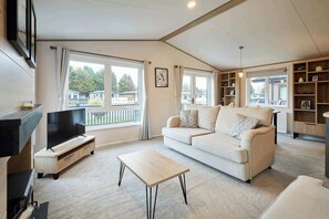 TV, fireplace, offices - Host & Stay | Loki's Retreat (Pocklington)