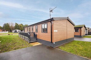 Exterior - Host & Stay | Loki's Retreat (Pocklington)