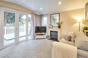 TV, fireplace, offices - Host & Stay | Woodpark Lodge (Pocklington)
